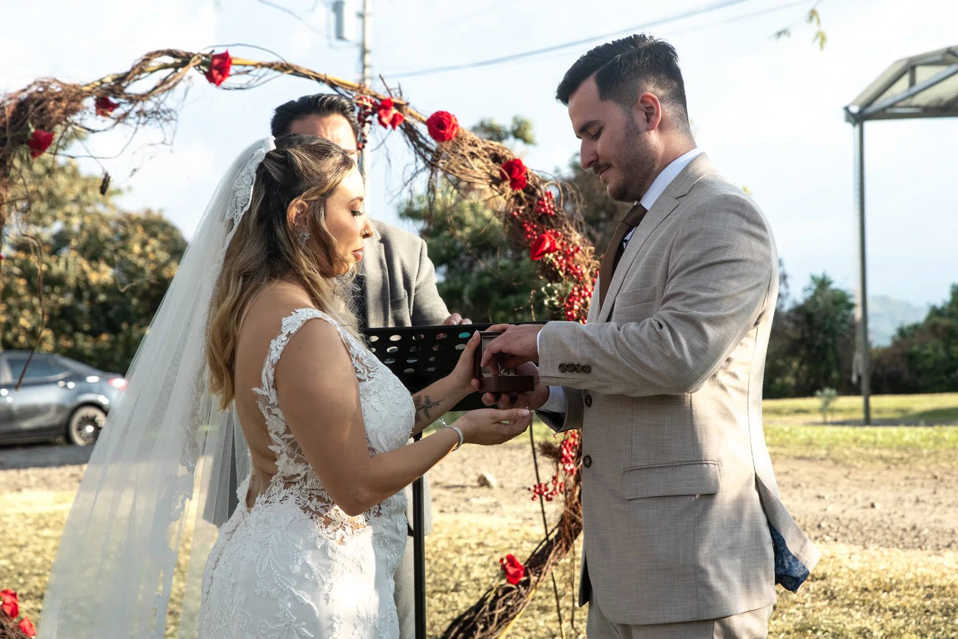 Novios en la capilla del Monte