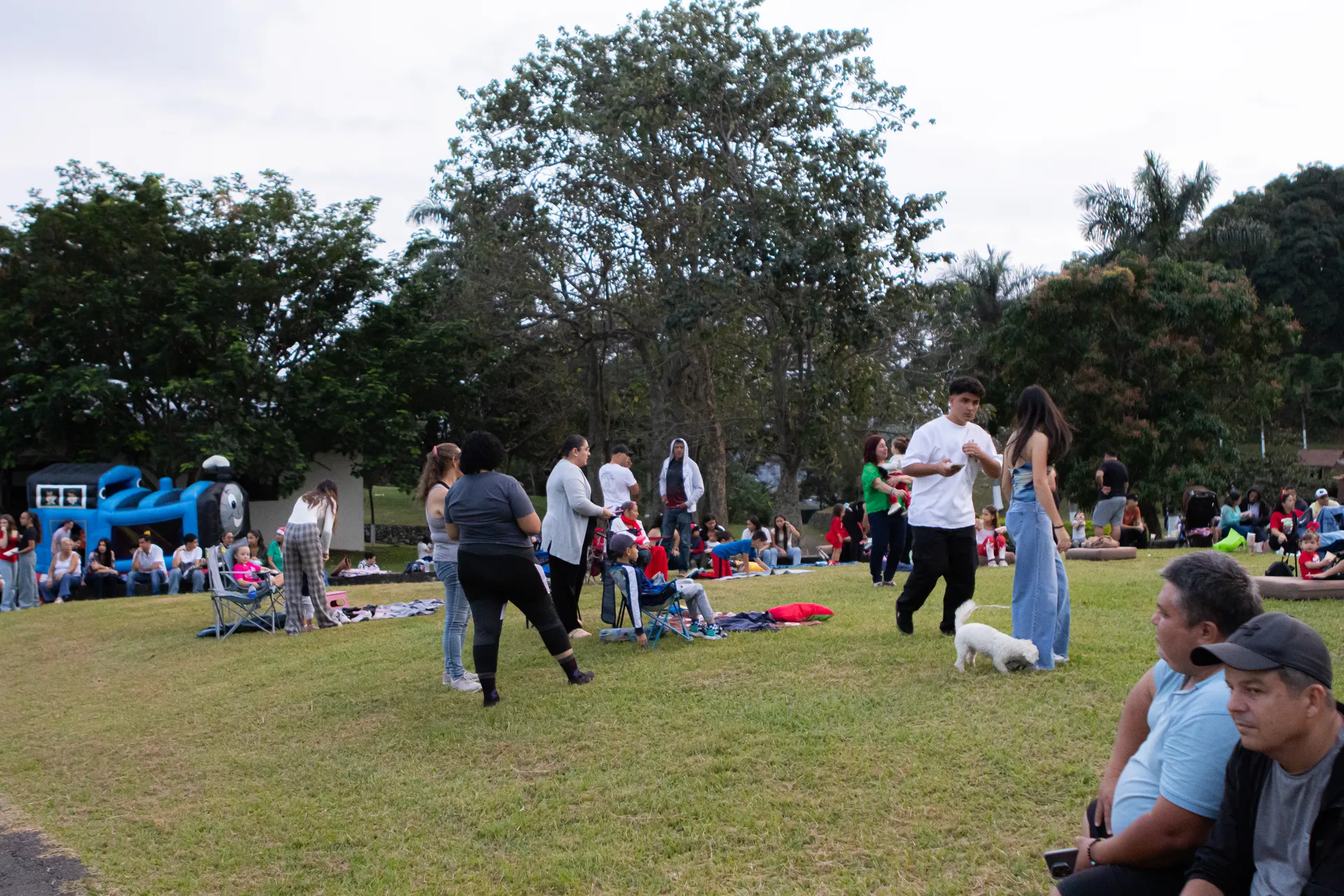 Familias disfrutando un evento en El Monte