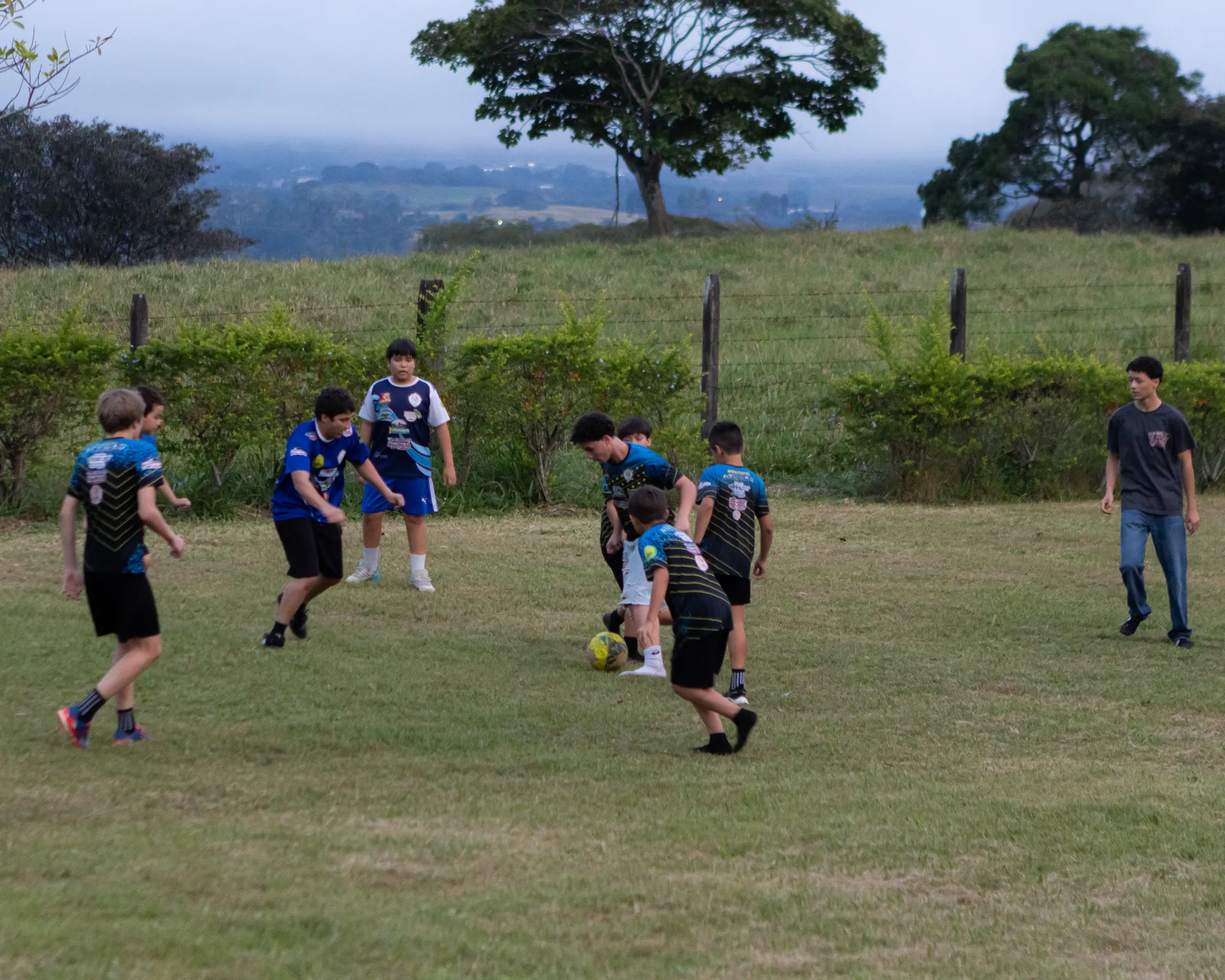 Jóvenes jugando fútbol durante un campamento
