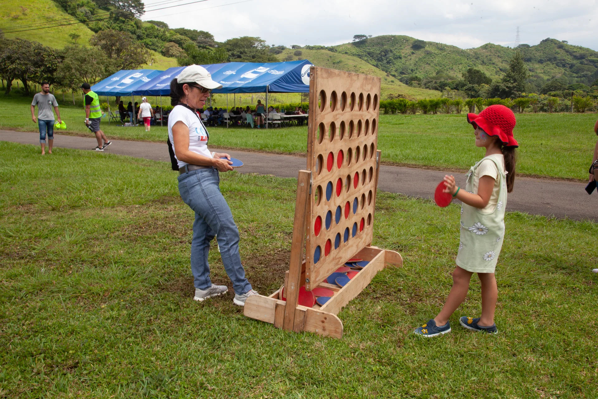 Niños participando en juegos durante una actividad familiar