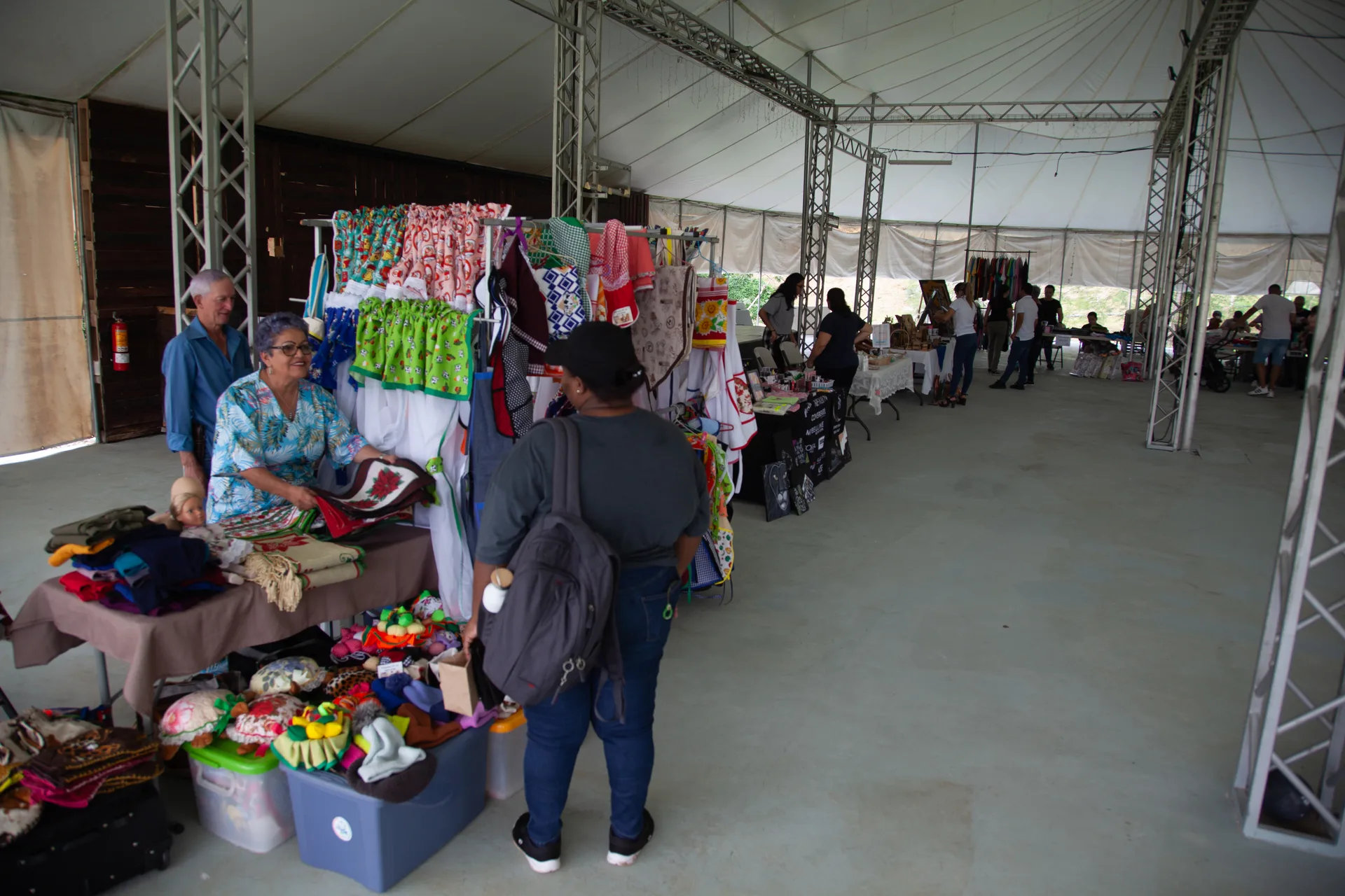 Grupo compartiendo en una actividad bajo carpa